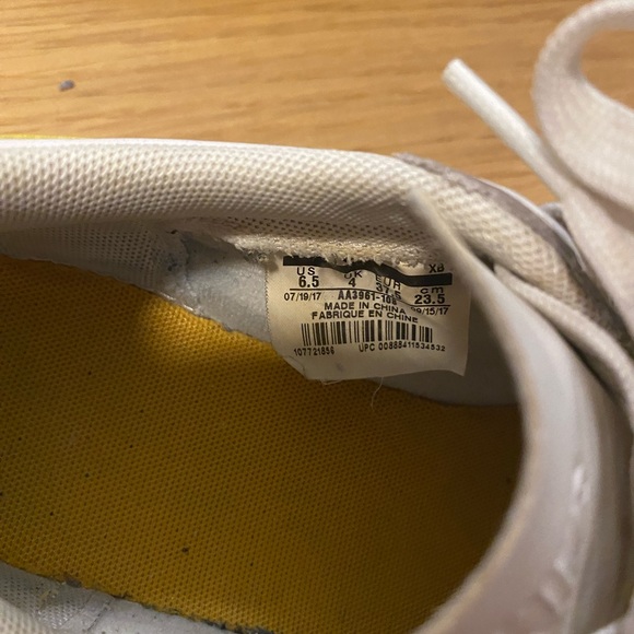 Nike Blazer Trainers In White And Yellow US6.5 - Picture 2 of 3